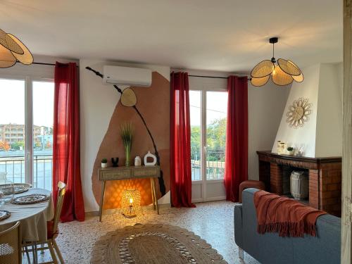 Una sala de estar con cortinas rojas y chimenea. en Casa Lucia, en Aléria