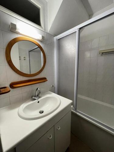 une salle de bain avec un lavabo, un miroir et une douche dans l'établissement Résidence Ondines - Appartement en duplex 4-6 Personnes au cœur du village MAE-6673, à Saint-Lary-Soulan