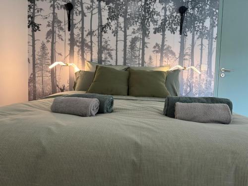 - une chambre avec un lit orné d'une fresque murale représentant la forêt dans l'établissement Nouveauté! Tout juste rénové, à Saint-Benoît-sur-Loire