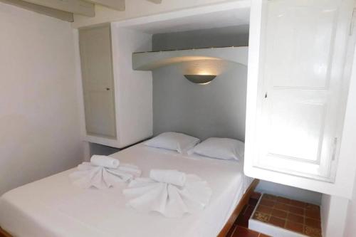 - un lit blanc avec des serviettes dans l'établissement VINTAGE -Cosy nid douillet Vieil Antibes- Idéal couple, à Antibes