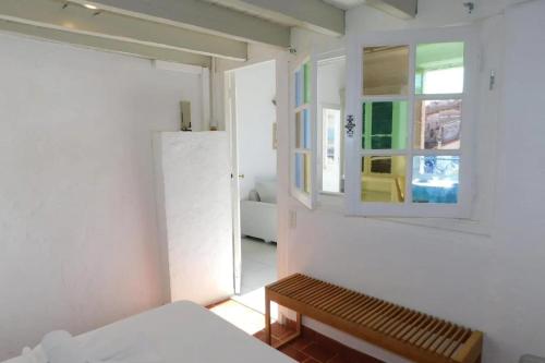 - une chambre avec un banc et une fenêtre dans l'établissement VINTAGE -Cosy nid douillet Vieil Antibes- Idéal couple, à Antibes