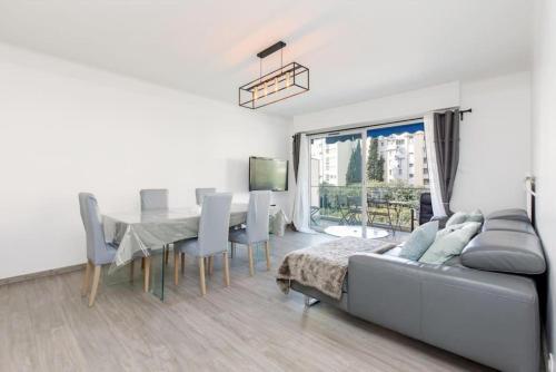 - un salon avec un canapé et une table à manger dans l'établissement COSY MOON 3P, wifi, climatisé, 6 pers, classé 3 étoiles, à Cannes
