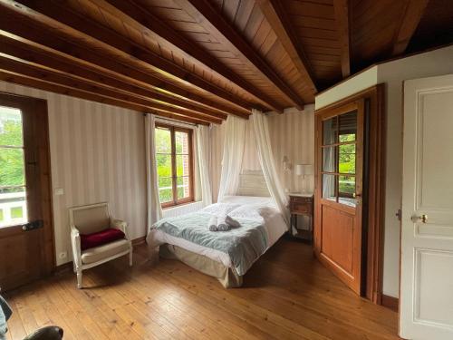 une chambre avec un lit et une chaise dedans dans l'établissement La petite Dorade, à Étretat