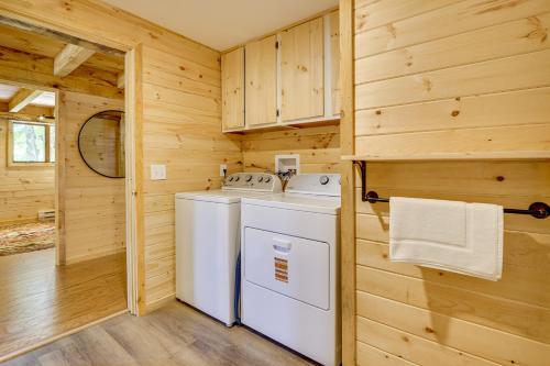 Η κουζίνα ή μικρή κουζίνα στο Dock and Kayaks Annabessacook Lake Retreat!