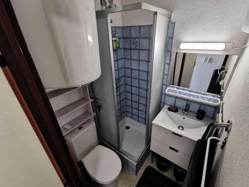 une petite salle de bain avec toilettes et lavabo dans l'établissement Résidence Belle Plage - 2 Pièces 4 couchages PORT LEUCATE. Réf: 3BP_36D MAE-8313, à Leucate