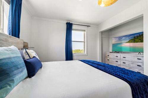 Bolivar PeninsulaにあるBay Views,King Bed,Close to Sand,Lvl 2 Car Chargerの大きなベッドとテレビのある寝室