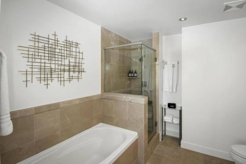 Koupelna v ubytování Panoramic Bay and City Views - 2BR, Pool, Gym, Parking