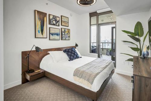 Postel nebo postele na pokoji v ubytování Panoramic Bay and City Views - 2BR, Pool, Gym, Parking