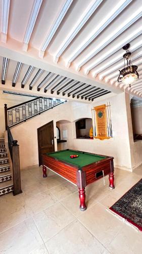 Ein Billardtisch in der Unterkunft Intimate villa Private pool et Atlas view