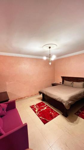 Ein Bett oder Betten in einem Zimmer der Unterkunft Intimate villa Private pool et Atlas view