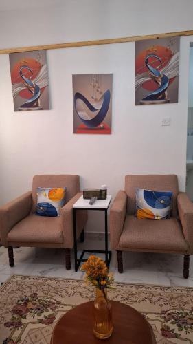 una sala de espera con dos sillas y una mesa en Saffron Homes Airstrip A24, en Eldoret