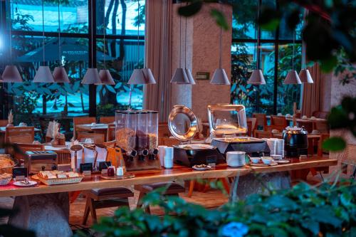 Comida en o cerca de este hotel