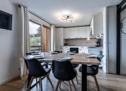 une cuisine et une salle à manger avec une table et des chaises dans l'établissement Les Chalets De Bois MÉan - D - Bel appartement 8 couchages rénové aux Orres 1800 MAE-5894, aux Orres