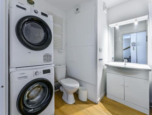 une salle de bain avec une machine à laver et un lavabo dans l'établissement Les Chalets De Bois MÉan - D - Bel appartement 8 couchages rénové aux Orres 1800 MAE-5894, aux Orres