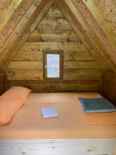 Posto letto in camera in legno con finestra. di Private accommodation Kalezić a Mojkovac