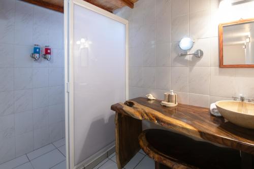 a bathroom with a sink and a shower at Casa Paraiso Hotel Boutique in Puerto Escondido
