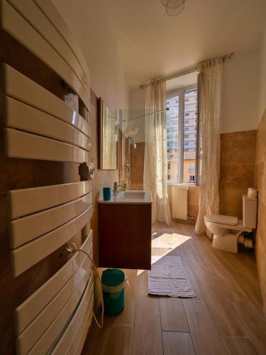 une salle de bain avec un lavabo et des toilettes dans l'établissement côté palais, à Bastia