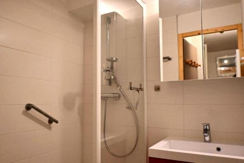 une salle de bain avec douche et lavabo dans l'établissement Résidence Cret De L'ours 1 - Appartement 2 pièces 4 personnes à Vallandry proche des pistes et des commerces MAE-5111, à Peisey-Nancroix