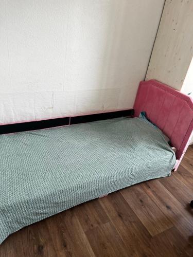 - un petit lit dans un coin de chambre dans l'établissement Chez marie-Cécile, à Vandœuvre-lès-Nancy