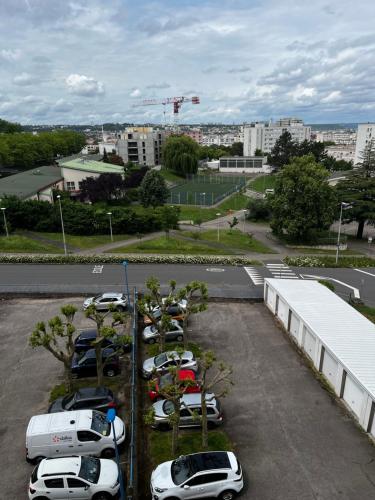 - un parking avec plusieurs voitures dans l'établissement Chez marie-Cécile, à Vandœuvre-lès-Nancy