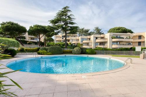 une grande piscine devant un immeuble dans l'établissement LES ANGES -F2 Appartement, terrasse vue mer, piscine, wifi, à Villeneuve-Loubet