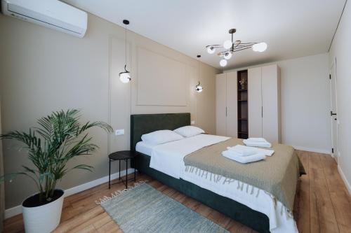 Ένα ή περισσότερα κρεβάτια σε δωμάτιο στο 2BR in Central Chișinău Walk to Piața Centrală