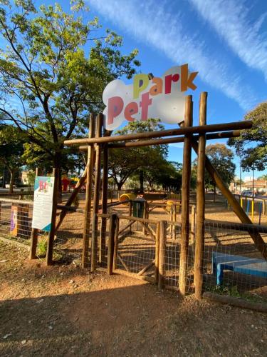 a park with a park pt sign on a fence at Quarto Econômico no Centro para 2 Pessoas in Sete Lagoas