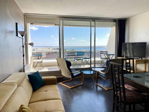 un salon avec un canapé et une vue sur l'océan dans l'établissement Résidence Les Huniers - Charmant T3 avec vue imprenable sur le bassin d'Arcachon MAE-9574, à Arcachon