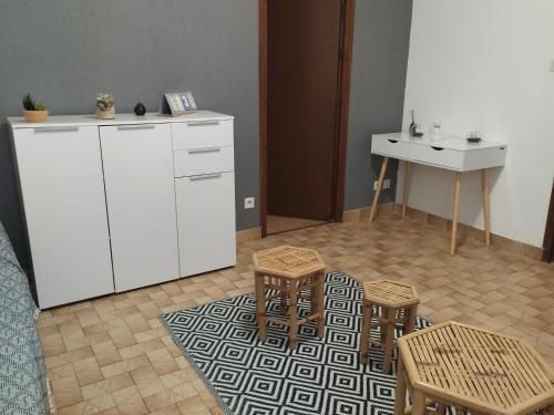 - une cuisine avec un réfrigérateur blanc et deux tabourets dans l'établissement Maison de ville - proche Le PAL - DOMPIERRE, à Diou