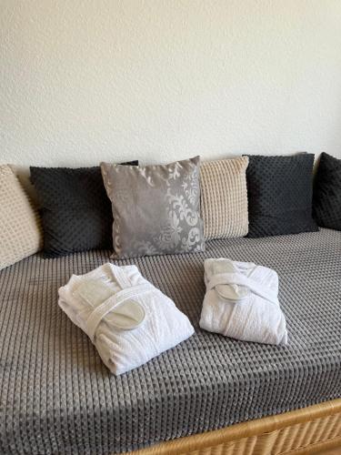 two towels sitting on top of a couch at Ferienwohnung in Koblenz, nahe Uni und BWZK mit Garten in Koblenz