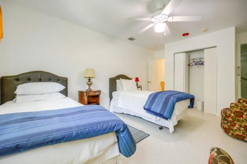 Un dormitorio con dos camas y un ventilador de techo. en Less Than 3 Mi to Hard Rock Stadium Miami Home with Sunroom, en Miami