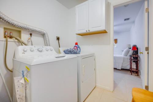 Un baño con lavadora y lavabo. en Less Than 3 Mi to Hard Rock Stadium Miami Home with Sunroom, en Miami