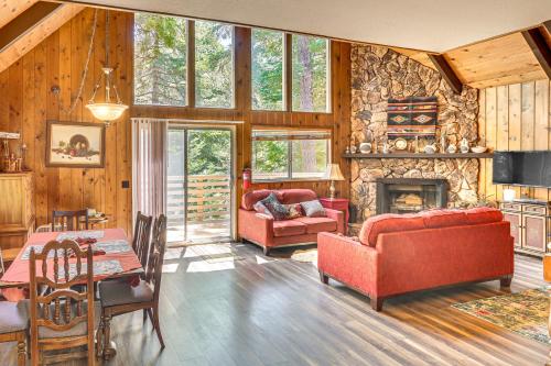Χώρος καθιστικού στο 2 Mi to Village Lake Arrowhead Cabin Hideaway