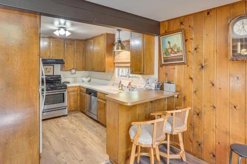 Η κουζίνα ή μικρή κουζίνα στο 2 Mi to Village Lake Arrowhead Cabin Hideaway