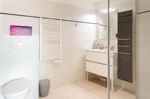 une salle de bain avec toilettes et douche en verre dans l'établissement STELLA- Studio climatisé proche Monaco, à Beausoleil
