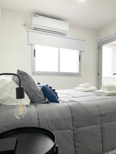Una cama o camas en una habitación de DM SUITE Cómoda y moderna unidad para estancias inolvidables