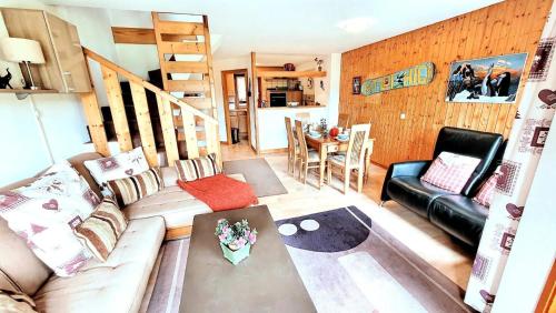 un salon avec un canapé et une table dans l'établissement Résidence Chavaniou - T3 au pied des pistes, secteur la Turche MAE-3491, aux Gets