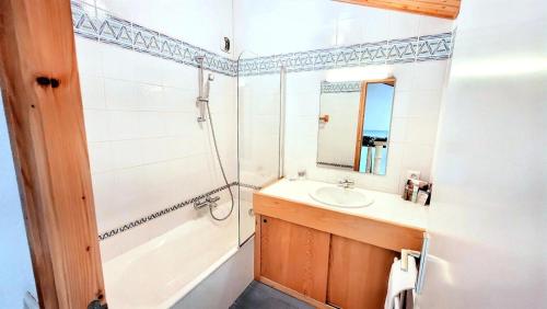 une salle de bain avec une baignoire, un lavabo et une douche dans l'établissement Résidence Chavaniou - T3 au pied des pistes, secteur la Turche MAE-3491, aux Gets