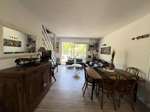 un salon avec une table et un canapé dans l'établissement Résidence Les Arros - 087 - Charmante maison sur 2 niveaux aux Arros MAE-6121, à Soulac-sur-Mer