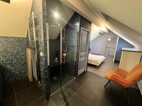 ein Badezimmer mit ebenerdiger Dusche und ein Schlafzimmer in der Unterkunft Résidence 191-soulac Sur Mer - 191 - Villa Soulacaise de charme au cœur de Soulac-sur-Mer MAE-9123 in Soulac-sur-Mer