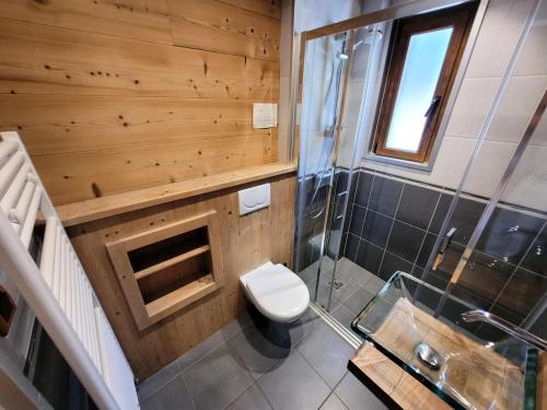 une salle de bain avec toilettes, douche et lavabo dans l'établissement Résidence Beau Sejour - Appartement confortable, idéal pour des vacances en famille MAE-5231, aux Gets