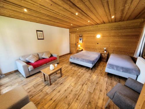 un salon avec deux lits et un canapé dans l'établissement Résidence Beau Sejour - Appartement confortable, idéal pour des vacances en famille MAE-5231, aux Gets