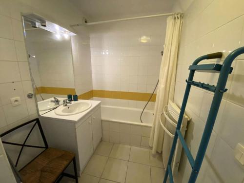 un bagno con lavandino e vasca da bagno di Résidence Les Vagues - 156 - Appartement en rez de jardin résidence Les Vagues MAE-7381 a Soulac-sur-Mer