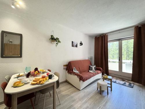 - un salon avec une table et des fruits dans l'établissement Résidence Eyssina - Studio pour 4 Personnes MAE-4911, à Vars