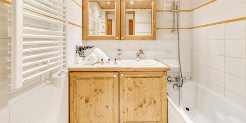 une salle de bain avec un lavabo et une douche dans l'établissement Résidence Les Alpages - 3 Pièces pour 6 Personnes MAE-9621, à Champagny-en-Vanoise