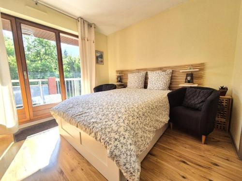 une chambre avec un lit, une chaise et une fenêtre dans l'établissement Résidence Le Saint Charles A - Studio idéalement bien situé à 50 m des Thermes Chevalley ! MAE-1223, à Aix-les-Bains