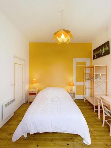 - un grand lit dans une chambre dotée d'un mur jaune dans l'établissement Résidence 05025-lacanau Ocean - Magnifique Canaulaise typique 5 chambres, 10 personnes à Lacanau océan MAE-0561, à Lacanau