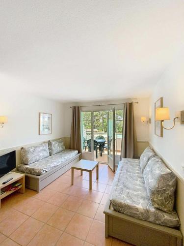 un salon avec un canapé et une table dans l'établissement Résidence Lacanau Les Pins - Appart 4 personnes résidence de tourisme avec piscine Lacanau MAE-0721, à Lacanau