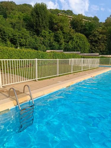 Meublé 3 étoiles - PISCINE- BALCON - TENNIS