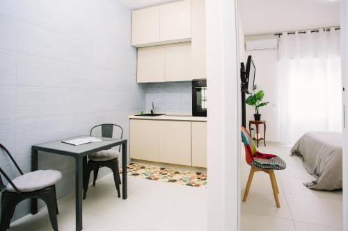 Dapur atau dapur kecil di Delizioso bilocale con parcheggio a due passi dalla Reggia